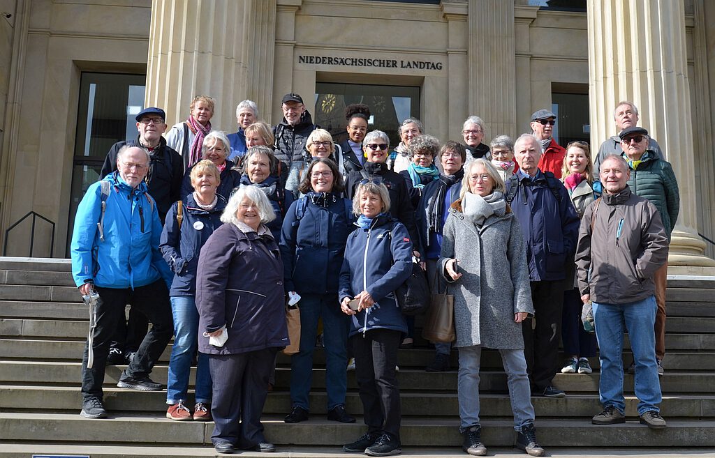 Die Teilnehmer vor dem Landtag