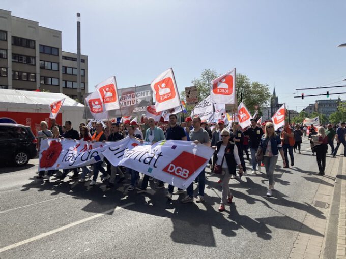 Der DGB (Deutscher Gewerkschaftsbund) marschiert zur 1.Mai-Kundgebung