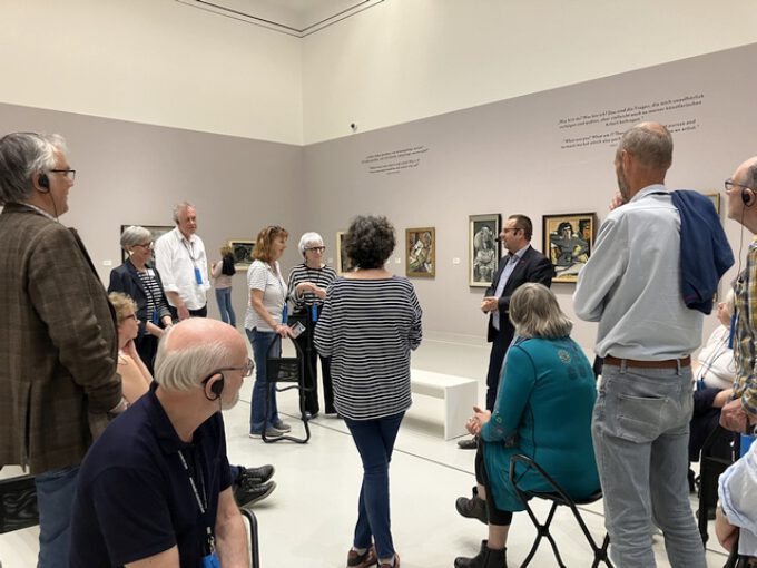 Direktor Spieler führt durch die Picasso-Beckmann Ausstellung im Sprengelmuseum